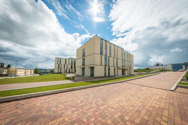 Dengan berbagai keunggulan yang dimiliki, universitas tertua di Indonesia terus berusaha untuk meningkatkan kualitas pendidikan dan menempatkan diri sebagai salah satu lembaga pendidikan terbaik di Asia. Dengan demikian, universitas ini tetap menjadi pilihan utama bagi para calon mahasiswa yang ingin mendapatkan pendidikan yang berkualitas dan bergengsi.